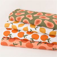 94841-Canvas-Baumwollstoff-Orangen-orange-138cm-Stoffbreite-IMG-5051.jpg Canvas-Baumwollstoff, 138 cm breit, in hellem Peach-Orange mit großflächigen, locker verteilten Orangen in sattem Orange mit olivgrünen Blättern – frisch, fruchtig und sommerlich-mediterran - mit weiteren Stoffen praesentiert