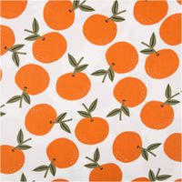 Canvas-Baumwollstoff, 138 cm breit, in Weiß mit großflächigen, locker verteilten Orangen in sattem Orange mit olivgrünen Blättern und Stielen – frisch, fruchtig und sommerlich-mediterran - Vollansicht