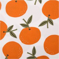 Canvas-Baumwollstoff, 138 cm breit, in Weiß mit großflächigen, locker verteilten Orangen in sattem Orange mit olivgrünen Blättern und Stielen – frisch, fruchtig und sommerlich-mediterran - Nahaufnahme