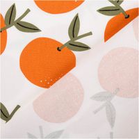 Canvas-Baumwollstoff, 138 cm breit, in Weiß mit großflächigen, locker verteilten Orangen in sattem Orange mit olivgrünen Blättern und Stielen – frisch, fruchtig und sommerlich-mediterran - mit Rueckseite