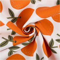 94842-Canvas-Baumwollstoff-Orangen-weiss-orange-138cm-Stoffbreite-IMG-5040.jpg Canvas-Baumwollstoff, 138 cm breit, in Weiß mit großflächigen, locker verteilten Orangen in sattem Orange mit olivgrünen Blättern und Stielen – frisch, fruchtig und sommerlich-mediterran - kunstvoll eingedreht in Falten