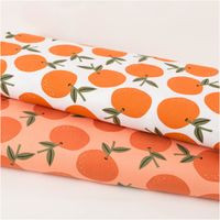 94842-Canvas-Baumwollstoff-Orangen-weiss-orange-138cm-Stoffbreite-IMG-5043.jpg Canvas-Baumwollstoff, 138 cm breit, in Weiß mit großflächigen, locker verteilten Orangen in sattem Orange mit olivgrünen Blättern und Stielen – frisch, fruchtig und sommerlich-mediterran - in Szene gesetzt