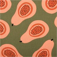 94843-Canvas-Baumwollstoff-Papaya-gruen-orange-138cm-Stoffbreite-IMG-5046.jpg Canvas-Baumwollstoff, 138 cm breit, in Olivgrün mit großflächigen aufgeschnittenen Papayas in Peach und Orange mit schwarzen Kernen – exotisch, ausdrucksstark und ein echter Sommerhingucker - Nahaufnahme