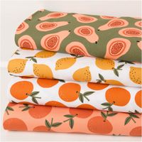 94843-Canvas-Baumwollstoff-Papaya-gruen-orange-138cm-Stoffbreite-IMG-5050.jpg Canvas-Baumwollstoff, 138 cm breit, in Olivgrün mit großflächigen aufgeschnittenen Papayas in Peach und Orange mit schwarzen Kernen – exotisch, ausdrucksstark und ein echter Sommerhingucker - in Szene gesetzt