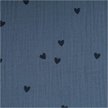Musselin-Stoff „Small Hearts", 1,35 m breit, in Jeansblau mit locker verteilten kleinen Herzchen in Dunkelblau – weich, luftig und charmant für Babytextilien oder verspielte Kindermode - Nahaufnahme
