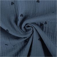 Musselin-Stoff „Small Hearts", 1,35 m breit, in Jeansblau mit locker verteilten kleinen Herzchen in Dunkelblau – weich, luftig und charmant für Babytextilien oder verspielte Kindermode - kunstvoll eingedreht in Falten