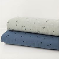 Musselin-Stoff „Small Hearts", 1,35 m breit, in Jeansblau mit locker verteilten kleinen Herzchen in Dunkelblau – weich, luftig und charmant für Babytextilien oder verspielte Kindermode - in Szene gesetzt