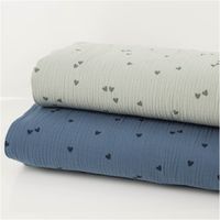 Musselin-Stoff „Small Hearts", 1,35 m breit, in Jeansblau mit locker verteilten kleinen Herzchen in Dunkelblau – weich, luftig und charmant für Babytextilien oder verspielte Kindermode - mit weiterem Stoff praesentiert