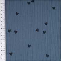 94845-Musselin-Stoff-SMALL-HEARTS-Herzchen-blau-1-35m-Breite-IMG-5060.jpg Musselin-Stoff „Small Hearts", 1,35 m breit, in Jeansblau mit locker verteilten kleinen Herzchen in Dunkelblau – weich, luftig und charmant für Babytextilien oder verspielte Kindermode - mit Massband