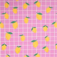 94846-Tischdeckenstoff-abwaschbar-Baumwollstoff-beschichtet-Karo-Zitrone-rosa-gelb-1-48m-Breite-IMG-4977.jpg Abwaschbarer Tischdeckenstoff, beschichtet, 1,48 m breit – rosafarbenes Karomuster mit weißen Linien und locker verteilten gelben Zitronen mit grünen Blättern, fröhlich und mediterran - Vollansicht