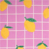 94846-Tischdeckenstoff-abwaschbar-Baumwollstoff-beschichtet-Karo-Zitrone-rosa-gelb-1-48m-Breite-IMG-4978.jpg Abwaschbarer Tischdeckenstoff, beschichtet, 1,48 m breit – rosafarbenes Karomuster mit weißen Linien und locker verteilten gelben Zitronen mit grünen Blättern, fröhlich und mediterran - nahaufnahme