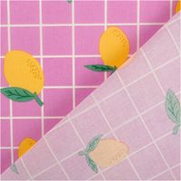 94846-Tischdeckenstoff-abwaschbar-Baumwollstoff-beschichtet-Karo-Zitrone-rosa-gelb-1-48m-Breite-IMG-4980.jpg Abwaschbarer Tischdeckenstoff, beschichtet, 1,48 m breit – rosafarbenes Karomuster mit weißen Linien und locker verteilten gelben Zitronen mit grünen Blättern, fröhlich und mediterran - kunstvoll eingedreht in Falten