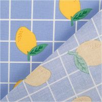 Abwaschbarer Tischdeckenstoff, beschichtet, 1,48 m breit – cornflowerblaues Karomuster mit weißen Linien und locker verteilten gelben Zitronen mit grünen Blättern, frisch und mediterran - mit Rueckseite