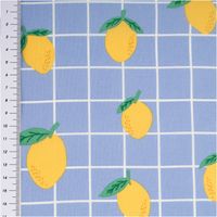 94848-Tischdeckenstoff-abwaschbar-Baumwollstoff-beschichtet-Karo-Zitrone-blau-gelb-1-48m-Breite-IMG-4973.jpg Abwaschbarer Tischdeckenstoff, beschichtet, 1,48 m breit – cornflowerblaues Karomuster mit weißen Linien und locker verteilten gelben Zitronen mit grünen Blättern, frisch und mediterran - mit Massband