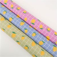 94848-Tischdeckenstoff-abwaschbar-Baumwollstoff-beschichtet-Karo-Zitrone-blau-gelb-1-48m-Breite-IMG-4983.jpg Abwaschbarer Tischdeckenstoff, beschichtet, 1,48 m breit – cornflowerblaues Karomuster mit weißen Linien und locker verteilten gelben Zitronen mit grünen Blättern, frisch und mediterran - in Szene gesetzt