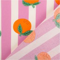 94849-Tischdeckenstoff-abwaschbar-Baumwollstoff-beschichtet-Streifen-Orangen-rosa-orange-1-48m-Breite-IMG-4989.jpg Abwaschbarer Tischdeckenstoff, beschichtet, 1,48 m breit – rosa-weißes Streifenmuster mit locker verteilten großen Orangen mit grünen Blättern, fröhlich, frisch und sommerlich-mediterran - mit Rueckseite