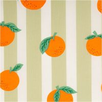 94850-Tischdeckenstoff-abwaschbar-Baumwollstoff-beschichtet-Streifen-Orangen-gruen-weiss-orange-1-48m-Breite-IMG-4992.jpg Abwaschbarer Tischdeckenstoff, beschichtet, 1,48 m breit – salbeigrün-weißes Streifenmuster mit locker verteilten großen Orangen mit grünen Blättern, frisch, sommerlich und mediterran - Nahaufnahme
