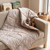 Bettdecke Überwurf Waldtiere Doubleface natur braun 160x220m Beige Decke mit Muster auf einem Sofa mit Stofftier und Holzfigur beige Baumwolle