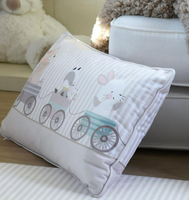 Dekokissen Kinderkissen Tierbabys Streifen beige pastell 30x50cm Dekokissen mit Tierbaby-Dessin dekorativ im Kinderzimmer auf einem Teppich platziert.