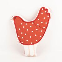 94862-Dekokissen-Kinderkissen-Huhn-rot-weiss-40x32cm-94862-1.jpg Dekokissen in Huhnform mit roten und weißen Punkten auf hellem Hintergrund.