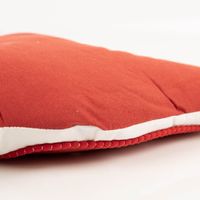 Dekokissen Kinderkissen Huhn rot weiß Nahaufnahme eines roten Kissens mit weißem Rand aus Stoff