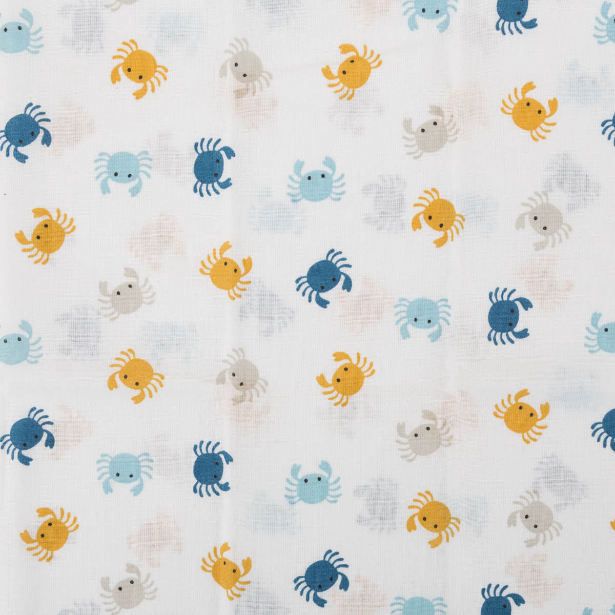Weißer Baumwollstoff mit bunten Krabben in Blau, Gelb und Grau im maritimen Kinderdesign.