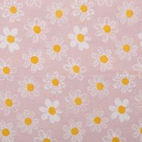 Hellrosa Baumwollstoff mit weißen Margeriten und gelben Blütenmitten im verspielten Kinderdesign.