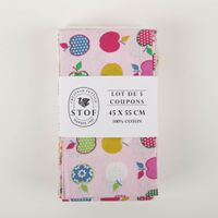 94864-Baumwollstoff-Kinder-Patchwork-Set-mit-5-Stoffabschnitten-44x55cm-IMG-5226.jpg Stoffpaket aus fünf Baumwollstoffen in Rosa mit bunten Apfelmotiven, verpackt als Patchwork-Set 44 x 55 cm.