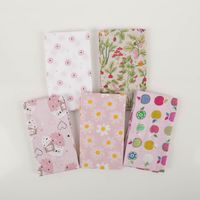 94864-Baumwollstoff-Kinder-Patchwork-Set-mit-5-Stoffabschnitten-44x55cm-IMG-5228.jpg Baumwollstoff-Patchworkset für Kinder mit fünf Stoffabschnitten in Rosa, Blumen-, Apfel-, Wald- und Eulenmotiven.