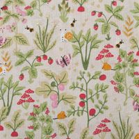 94864-Baumwollstoff-Kinder-Patchwork-Set-mit-5-Stoffabschnitten-44x55cm-IMG-5232.jpg Baumwollstoff mit Waldgarten-Motiv aus Erdbeeren, Pilzen, Pflanzen, Mäusen und Insekten auf naturfarbenem Grund.