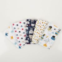 94864-Baumwollstoff-Kinder-Patchwork-Set-mit-5-Stoffabschnitten-44x55cm-IMG-5247.jpg Kinder-Patchworkset mit fünf Baumwollstoffen in Weiß und Blau, mit Krabben, Tatzen, Bären, Tropfen und Piratenmotiven.
