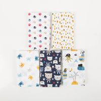 94864-Baumwollstoff-Kinder-Patchwork-Set-mit-5-Stoffabschnitten-44x55cm-IMG-5248.jpg Fünf Baumwollstoffe im Format 44 x 55 cm, fächerförmig angeordnet mit maritimen und verspielten Kindermustern.