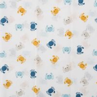 94864-Baumwollstoff-Kinder-Patchwork-Set-mit-5-Stoffabschnitten-44x55cm-IMG-5252.jpg Weißer Baumwollstoff mit bunten Krabben in Blau, Gelb und Grau im maritimen Kinderdesign.