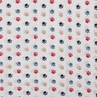 94864-Baumwollstoff-Kinder-Patchwork-Set-mit-5-Stoffabschnitten-44x55cm-IMG-5253.jpg Weißer Baumwollstoff mit bunten Pfotenabdrücken in Rot, Blau, Beige und Dunkelgrau.