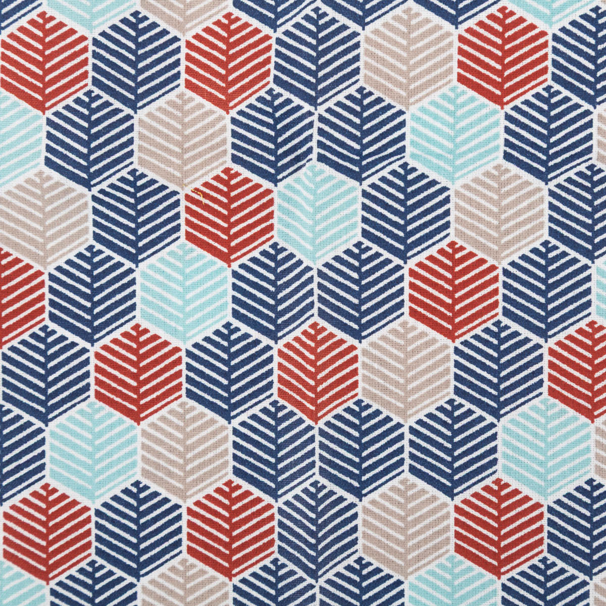 Baumwollstoff mit geometrischem Würfelmuster in Rot, Blau, Mint und Beige auf weißem Hintergrund.