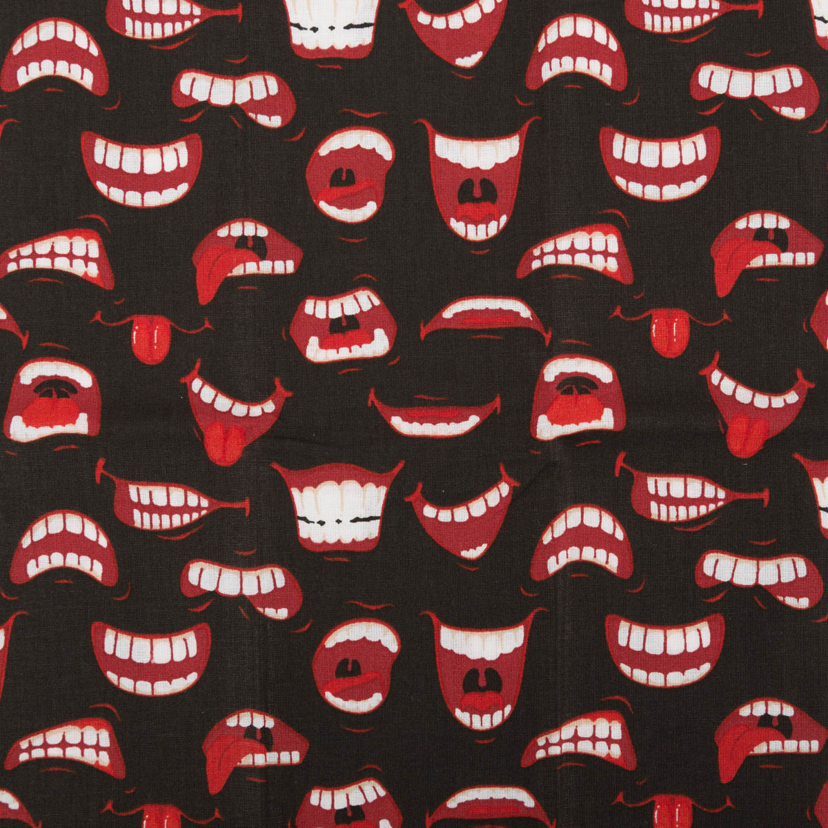 Baumwollstoff mit roten Lippen und verschiedenen Mundmotiven auf schwarzem Hintergrund.