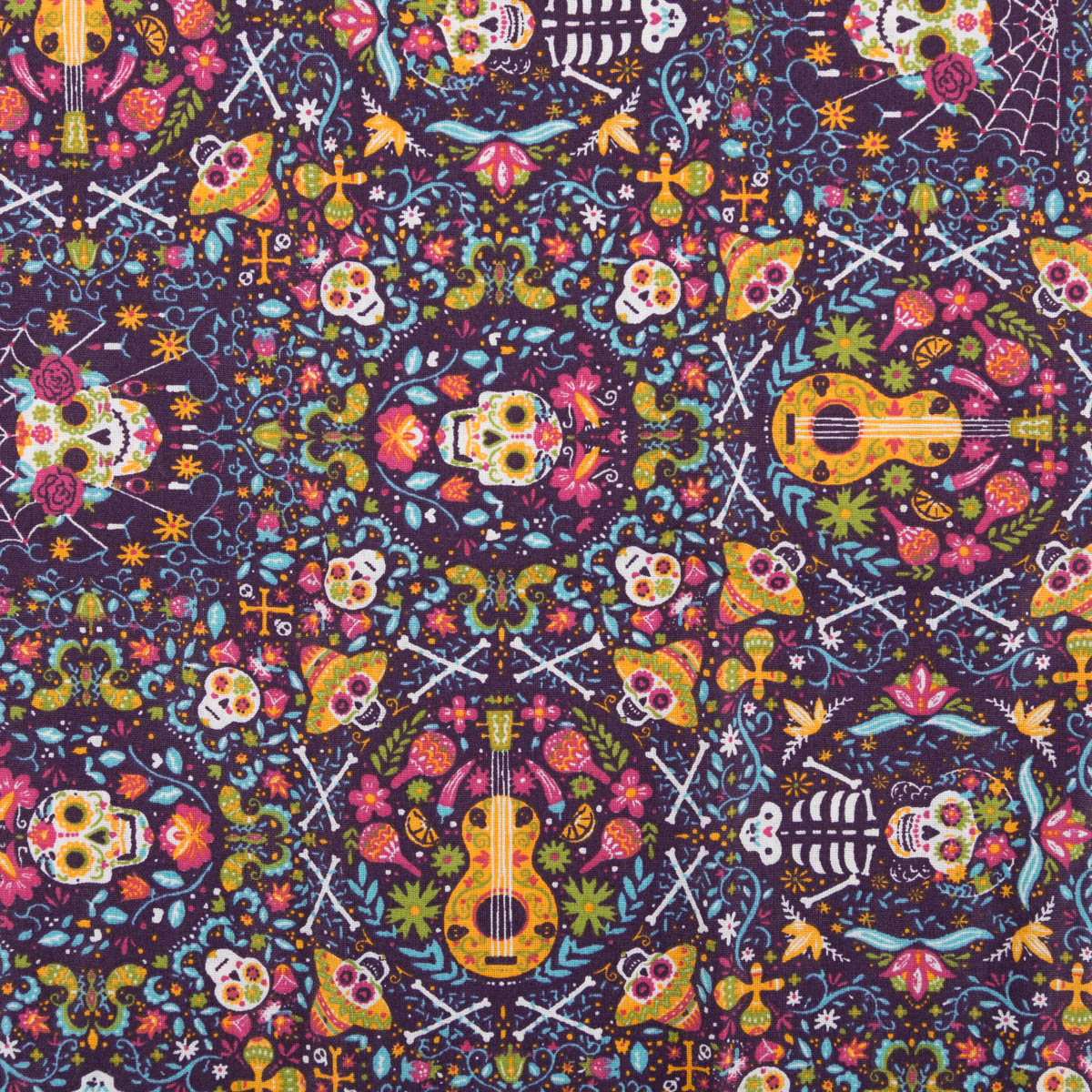 Baumwollstoff mit buntem Totenkopf-, Gitarre- und Blumenmuster auf dunklem Hintergrund im Fiesta-Design.