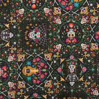 Baumwollstoff mit buntem Totenkopf- und Blumenmuster auf schwarzem Hintergrund im Fiesta-Stil.
