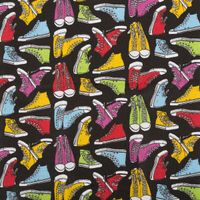 94865-Baumwollstoff-Patchwork-Set-Fiesta-mit-5-Stoffabschnitten-44x55cm-IMG-5271.jpg Baumwollstoff mit bunten Sneakern in Gelb, Rot, Grün und Blau auf schwarzem Hintergrund.