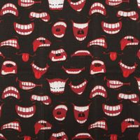 94865-Baumwollstoff-Patchwork-Set-Fiesta-mit-5-Stoffabschnitten-44x55cm-IMG-5273.jpg Baumwollstoff mit roten Lippen und verschiedenen Mundmotiven auf schwarzem Hintergrund.