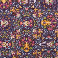 94865-Baumwollstoff-Patchwork-Set-Fiesta-mit-5-Stoffabschnitten-44x55cm-IMG-5276.jpg Baumwollstoff mit buntem Totenkopf-, Gitarre- und Blumenmuster auf dunklem Hintergrund im Fiesta-Design.