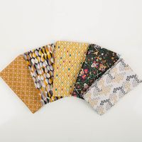 94865-Baumwollstoff-Patchwork-Set-Fiesta-mit-5-Stoffabschnitten-44x55cm-IMG-5279.jpg Baumwollstoff Patchwork Set Fiesta mit fünf Stoffabschnitten in Senfgelb, Schwarz und grafischen Mustern.