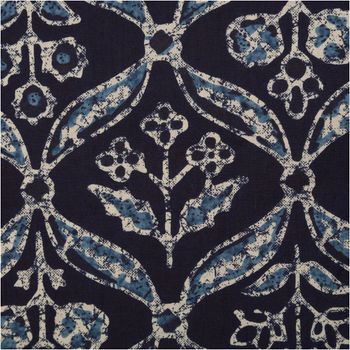 Baumwoll-Voile, 1,40 m breit, in Indigoblau mit großflächigem ornamentalem Blumenmuster in Weiß und Hellblau im Batik-Look – detailreich, ausdrucksstark und ideal für sommerliche Kreationen - Nahaufnahme