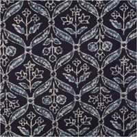 94874-Baumwollstoff-Voile-Sommerdruck-Blumen-Ornamente-Indigioblau-1-40m-Breite-IMG-5098.jpg Baumwoll-Voile, 1,40 m breit, in Indigoblau mit großflächigem ornamentalem Blumenmuster in Weiß und Hellblau im Batik-Look – detailreich, ausdrucksstark und ideal für sommerliche Kreationen - Vollansicht