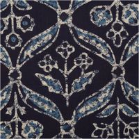 94874-Baumwollstoff-Voile-Sommerdruck-Blumen-Ornamente-Indigioblau-1-40m-Breite-IMG-5102.jpg Baumwoll-Voile, 1,40 m breit, in Indigoblau mit großflächigem ornamentalem Blumenmuster in Weiß und Hellblau im Batik-Look – detailreich, ausdrucksstark und ideal für sommerliche Kreationen - Nahaufnahme
