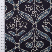 94874-Baumwollstoff-Voile-Sommerdruck-Blumen-Ornamente-Indigioblau-1-40m-Breite-IMG-5103.jpg Baumwoll-Voile, 1,40 m breit, in Indigoblau mit großflächigem ornamentalem Blumenmuster in Weiß und Hellblau im Batik-Look – detailreich, ausdrucksstark und ideal für sommerliche Kreationen - mit Massband