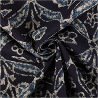 94874-Baumwollstoff-Voile-Sommerdruck-Blumen-Ornamente-Indigioblau-1-40m-Breite-IMG-5104.jpg Baumwoll-Voile, 1,40 m breit, in Indigoblau mit großflächigem ornamentalem Blumenmuster in Weiß und Hellblau im Batik-Look – detailreich, ausdrucksstark und ideal für sommerliche Kreationen - kunstvoll eingedreht in Falten