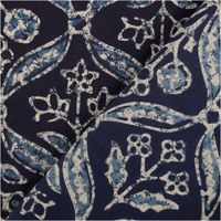 94874-Baumwollstoff-Voile-Sommerdruck-Blumen-Ornamente-Indigioblau-1-40m-Breite-IMG-5105.jpg Baumwoll-Voile, 1,40 m breit, in Indigoblau mit großflächigem ornamentalem Blumenmuster in Weiß und Hellblau im Batik-Look – detailreich, ausdrucksstark und ideal für sommerliche Kreationen - mit Rueckseite