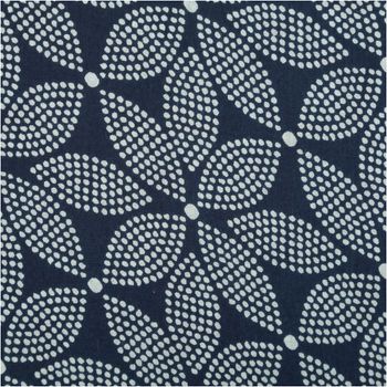 Baumwoll-Voile, 1,40 m breit, in Indigoblau mit großflächigem abstraktem Blumenmuster aus weißen Punkten im Batik-Look – leicht, luftig und ausdrucksstark für sommerliche Kreationen - Nahaufnahme