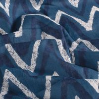 Leichter Baumwollstoff Voile mit großem ZickZack-Muster in Indigioblau und Weiß leicht gewellt gelegt
